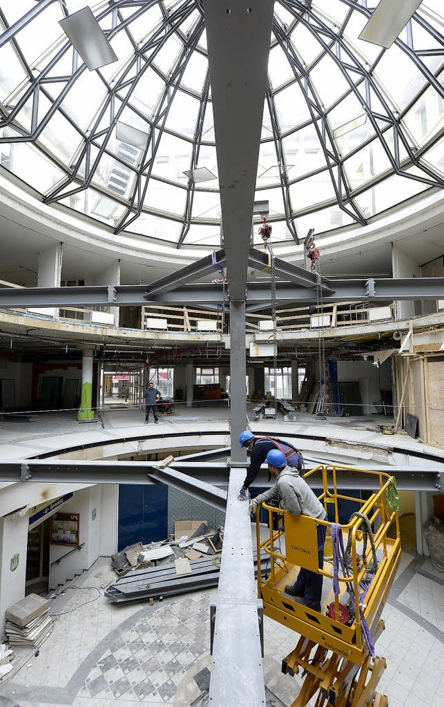 Handwerker ziehen Trger fr Zwischend...rium-Passage am Augustinerplatz sein.   | Foto: Ingo Schneider