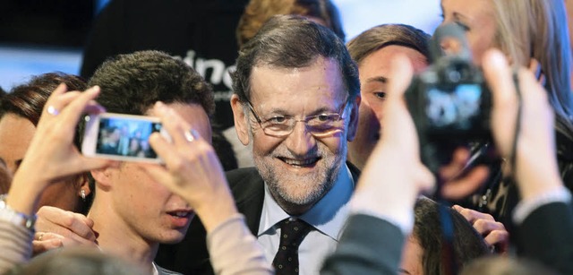 Gut gelaunt: Spaniens Premierminister ...ajoy bei einer Wahlkampfveranstaltung   | Foto: dpa/AFP