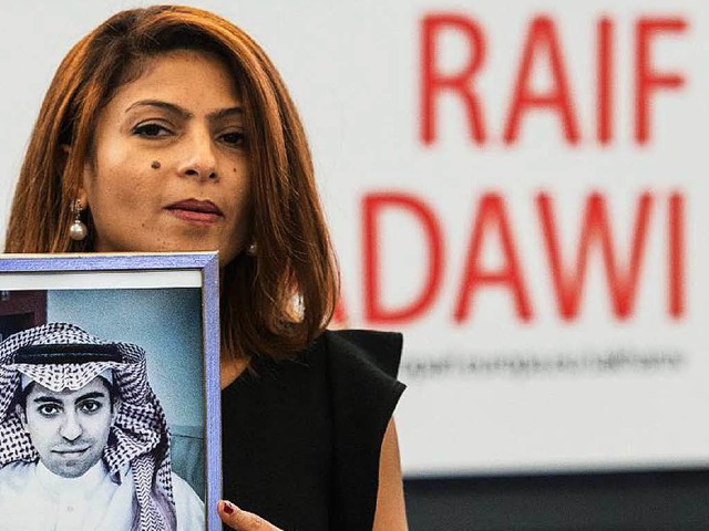 Ensaf Haidar zeigt ein Bild ihres Mannes Raif Badawi.   | Foto: DPA