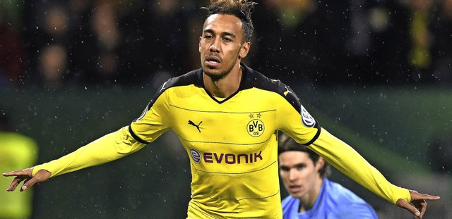 Pierre-Emerik Aubameyang feiert seinen...er frs deutsche Pokal-Viertelfinale.   | Foto: afp