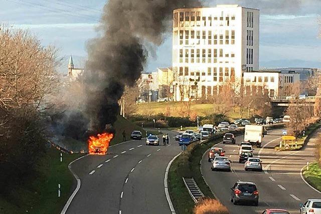 B3 bei Freiburg: Auto gert in Flammen und behindert Verkehr