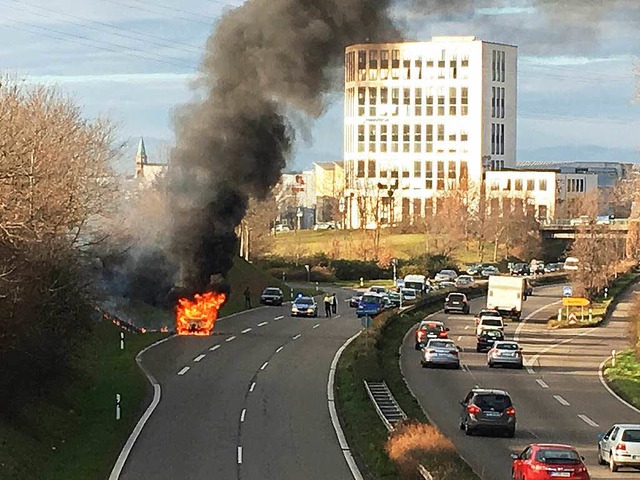 Ein Auto hat sich auf der Guildfordall...3) entzndet und behindert den Verkehr  | Foto: Hanspeter Schlatterer