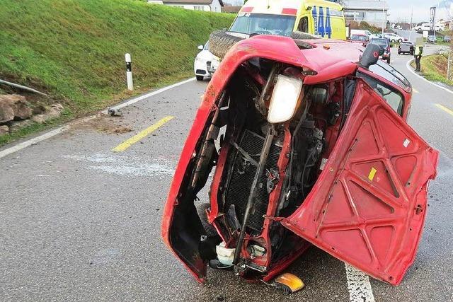 Autofahrerin vom Handy abgelenkt – Totalschaden