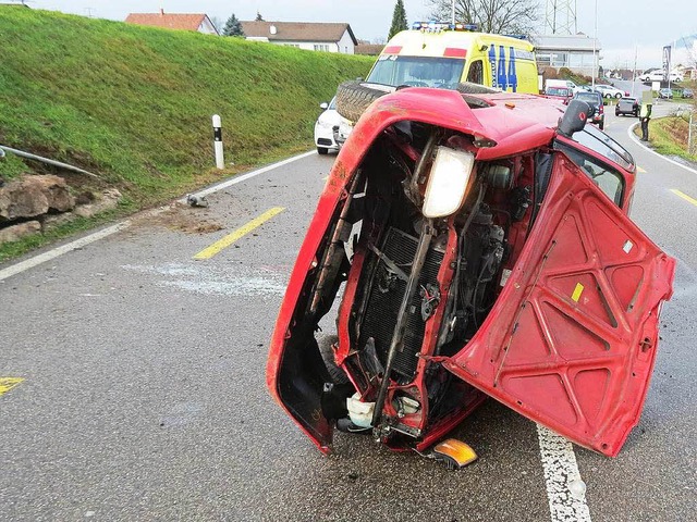 Der Toyota der Frau blieb auf der Seite liegen.  | Foto: Kantonspolizei
