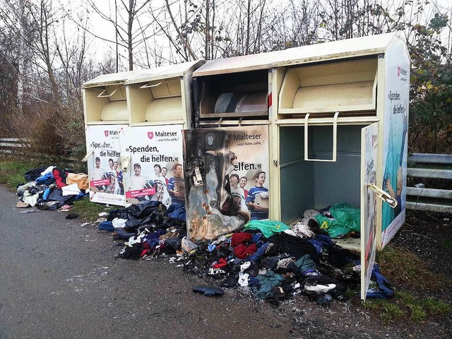 Ein Bild der Verwstung: Die Altkleidercontainer nach dem Lscheinsatz  | Foto: Corina Lorber