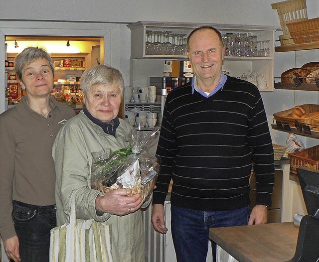 Annemarie Behringer erhielt von Ladenl...Dorfladengenossenschaft ein Geschenk.   | Foto: privat