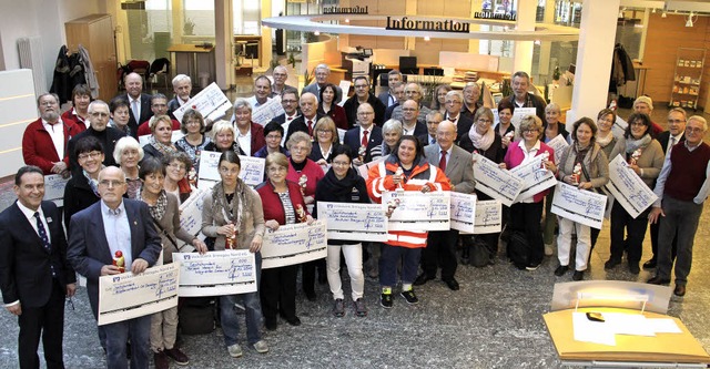 Die Volksbank Breisgau Nord spendete 4...ialen Organisationen jeweils 600 Euro.  | Foto: Gerda Oswald