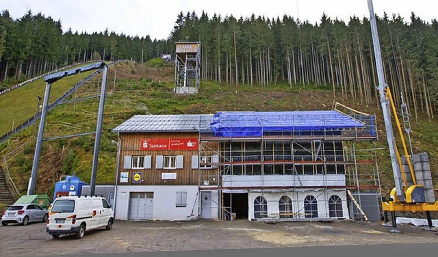 Die blaue Folie bedeckt das Medienzentrum.    | Foto: Markus Feser