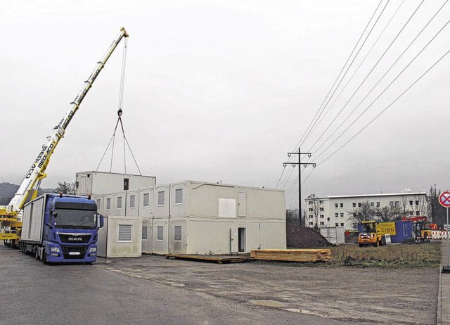 In der Tiengener Badstrae werden derz...kunft (rechts) Container aufgestellt.   | Foto: Klatt-D&#8217;Souza