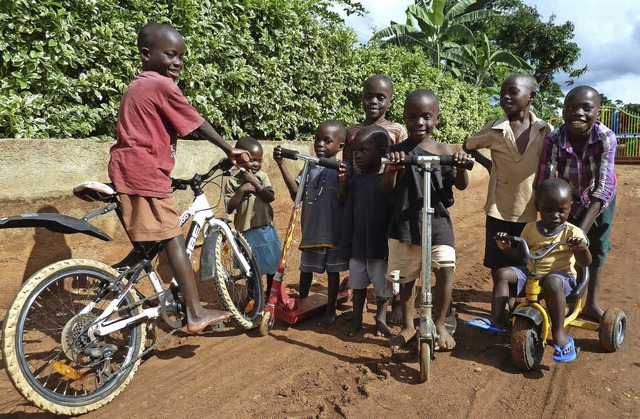 Kinder des Lebenshauses in Uganda mit ...spendeten &#8222;Rennmaschinen&#8220;   | Foto:  Angela Kraft