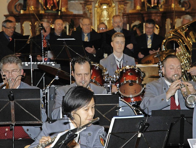 Musikverein Oberhof und Mnnergesangve...farrkirche von Hnner zu berzeugen.    | Foto: Brigitte Chymo