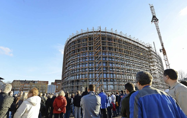 Ein Rohbau-Rundling von beeindruckende...aen: das neue Rathaus beim Richtfest   | Foto: Rita Eggstein