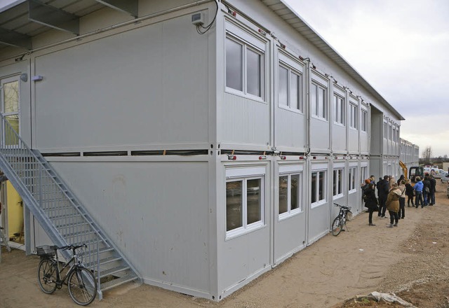 Die grauen Wohncontainer bieten knftig Platz fr bis zu 150 Flchtlinge.  | Foto: Martin Herceg