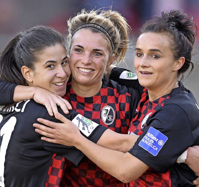 Die Erstliga-Fuballerinnen des SCF,  ...ayikci, Sandra Starke und Lina Magull   | Foto: Seeger