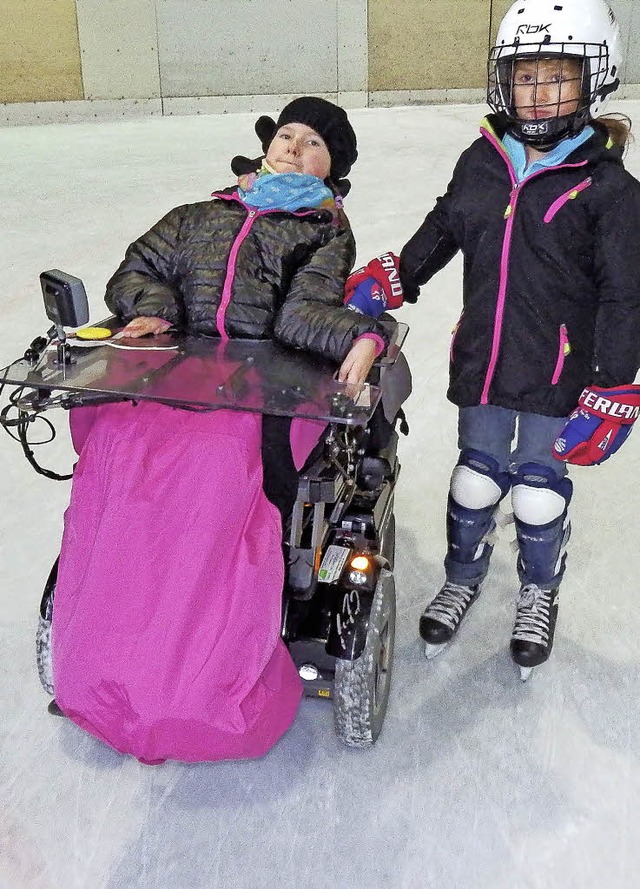 Mit dem Rollstuhl aufs Eis? Wieso nich... ihre kleine Schwester Amelie (rechts)  | Foto: Dorothee Soboll