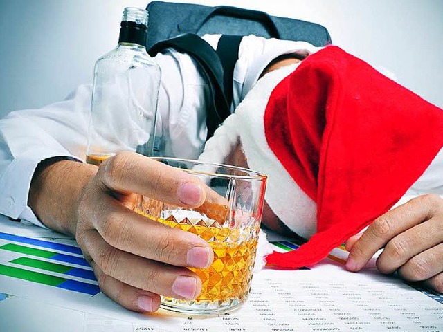 Alkohol gehrt bei vielen Weihnachtsfeiern dazu. (Symbolbild)  | Foto:  nito @ Fotolia.com