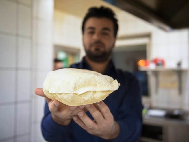 Der aus Syrien stammende Kawa Suliman prsentiert  in Zapfendorf syrisches Brot.  | Foto: dpa