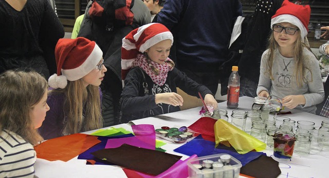 Auch gebastelt werden durfte bei der Weihnachtsfeier im Oberrhein-Gymnasium.   | Foto: Yvonne Siemann