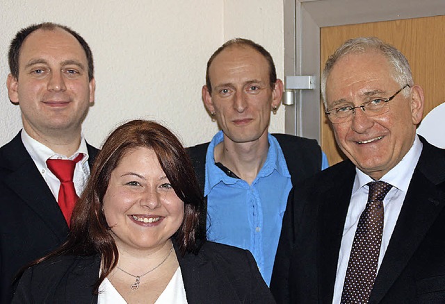 Vorsitzender Frank Mattes (von links) ...Vorstand. Helge Scheibe wurde geehrt.   | Foto: Leutenecker