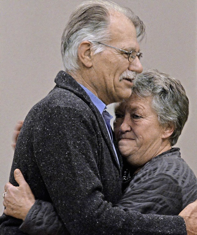 Eine Umarmung sagt mehr als fnf Reden:  Christa Heller und Werner Haerdle  | Foto: Max Schuler