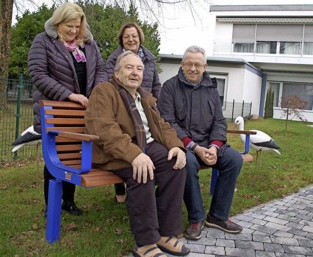 Jutta Mischke (von links) und Bewohner...aus am Park offiziell bergeben haben.  | Foto: Petra Wunderle