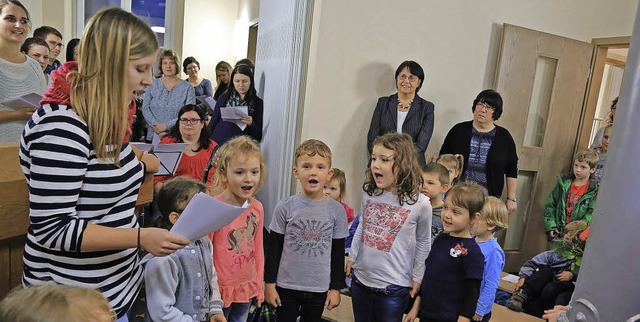 Ein Lied stimmten die Kindergartenkind...n Kindergarten in der Alten Schule an.  | Foto: Sandra DEcoux-Kone