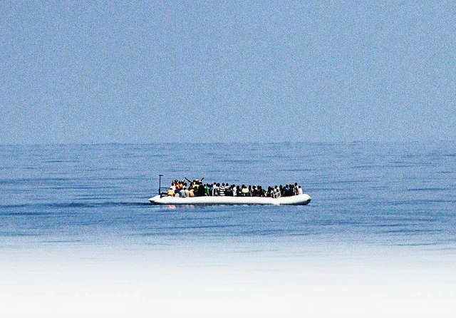 Dieses Archivfoto zeigt Flchtlinge be...im August 2015 in der Nhe von Libyen.  | Foto: Celine Hochholzer