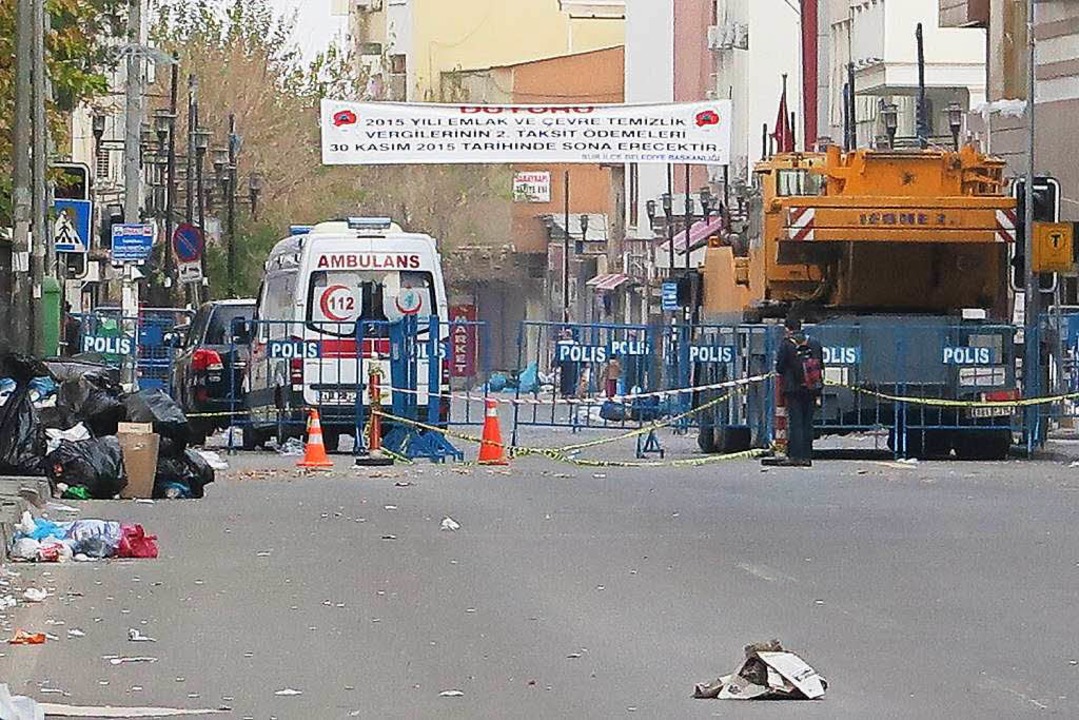 Der Eingang zum Sperrbezirk in Diyarba...-Kämpfer tötete das türkische Militär.  | Foto: dpa