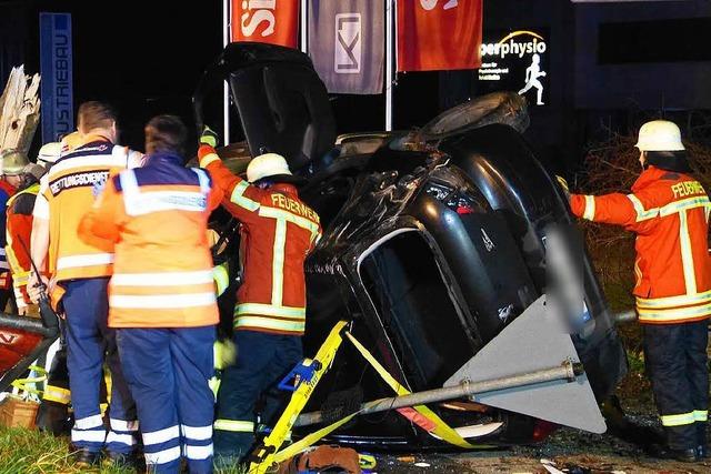 Auto fhrt gegen Baum und kippt um