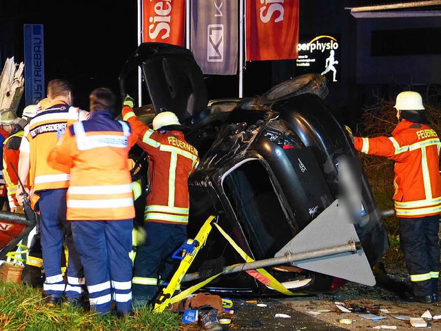 Verkehrsunfall auf der B3 am frhen Sa...den schwer verletzten Fahrer befreien.  | Foto: Aribert Rssel