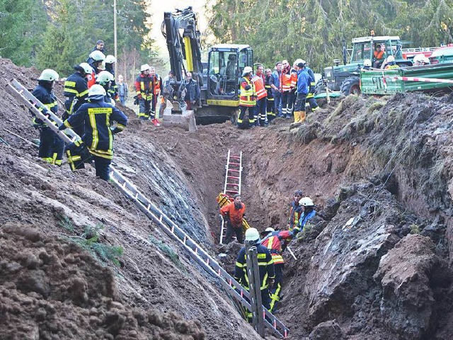 Mehrere Stunden lang plagten sich  die...r festen Boden unter den Fen hatten.  | Foto:  Kamera24tv