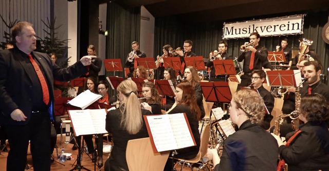 Dirigent Stefan Polap und der Musikver...ofweier feierten sich und ihre Musik.   | Foto: Frank Leonhardt