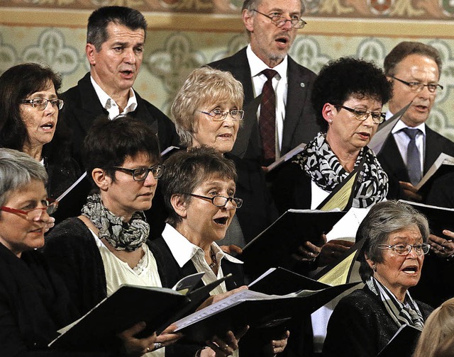 Der Kirchenchor brachte Weihnachten zum Klingen.   | Foto: Heidi Fssel