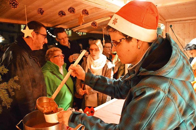 Eine wrmende Gulaschsuppe zhlte zu d...n Angeboten der Zeller Weihnachtsnacht  | Foto: Edgar Steinfelder