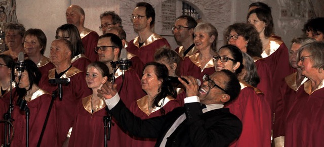 Der Freiburg Gospel Choir mit Malcolm ...zugunsten der beiden Kirchengemeinden.  | Foto: Ilona Hge