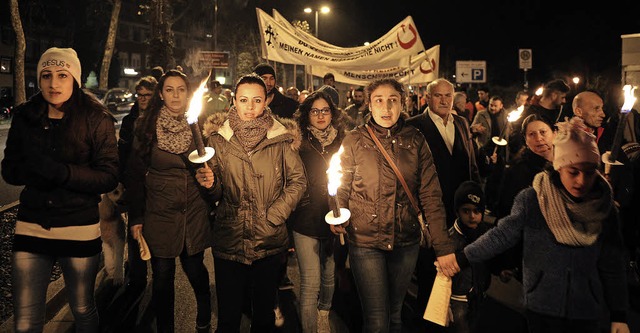 Etwa 200 Menschen haben am Samstagaben...in Zeichen fr den Frieden zu setzen.   | Foto: Pressebro Schaller