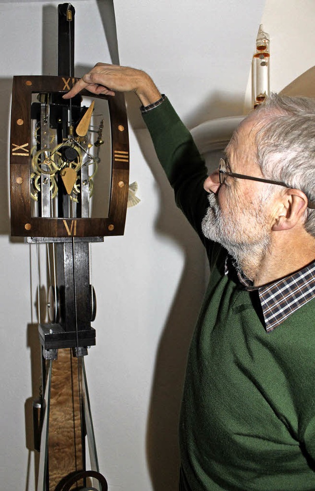 Werner Gassert erklrt das originelle ...uhr, die im Elsass hergestellt wurde.   | Foto: Cornelia Liebwein