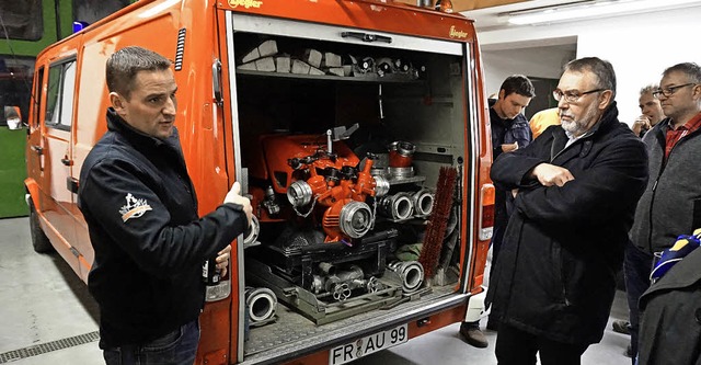 Feuerwehrkommandant Martin Kury (links...ie Jahre gekommene Feuerwehrfahrzeug.   | Foto: Julius Steckmeister