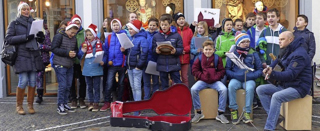 Die Realschler aus Kirchzarten musizierten in der Freiburger Altstadt.   | Foto: Theo Runge