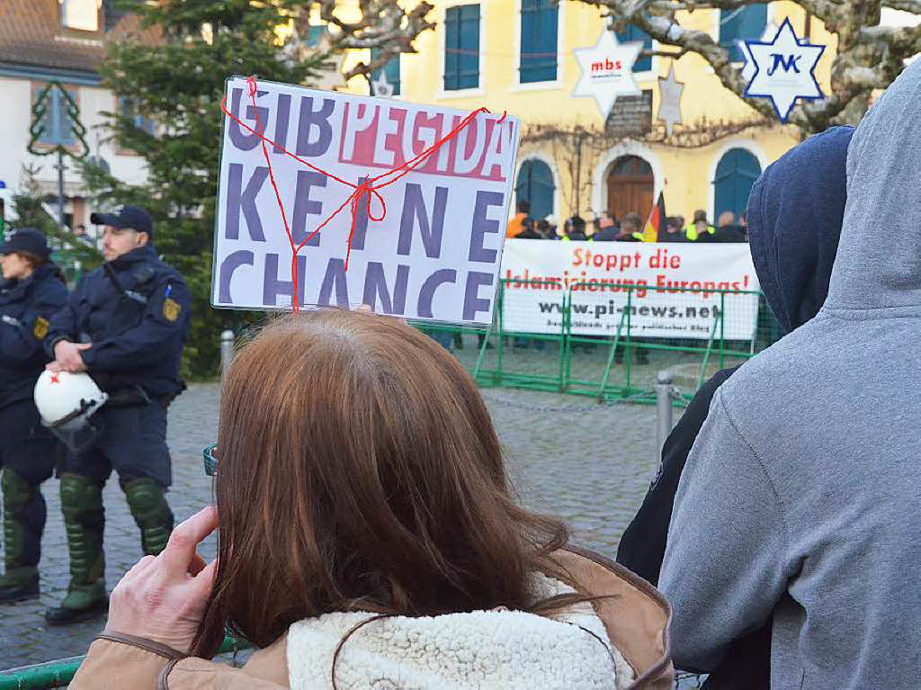 Absperrungen und Polizei trennten die kleine Pegida-Demonstration und die Gegendemonstranten