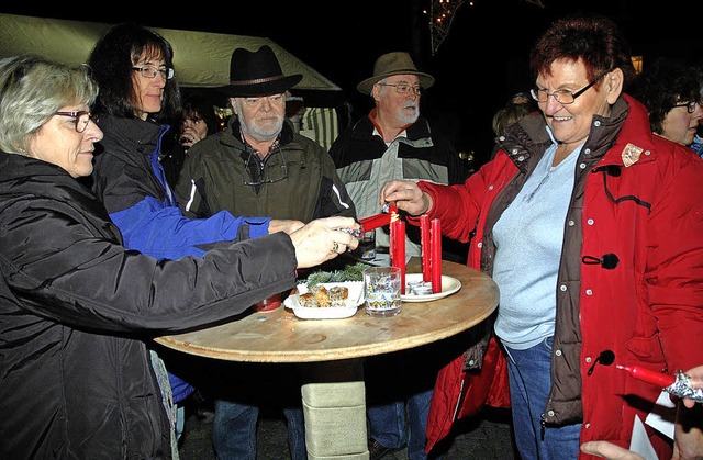 Bei der Dorfweihnacht entzndeten  alle   Besucher  eine Kerze.  | Foto: Ouk