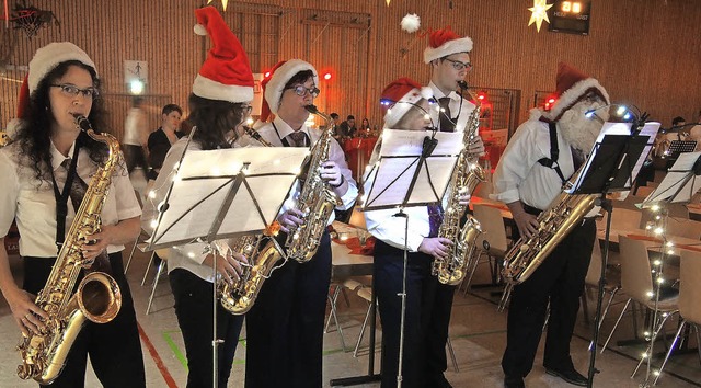 Stilecht mit Mtze: Der Musikverein Wyhlen spielt ein Weihnachtsmedley.   | Foto: Katharina Schiller