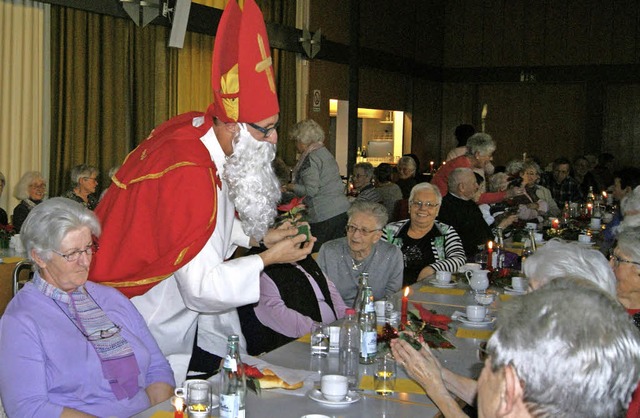 Der Nikolaus riet den Senioren, neugierig zu bleiben.   | Foto: Sedlak