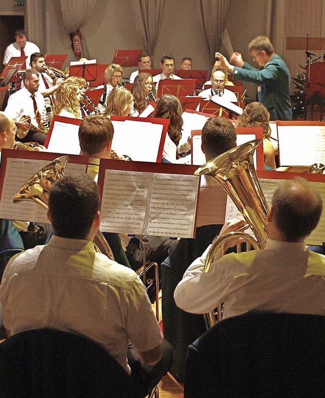 Dirigent und Orchester erwiesen sich w...outiniert gestalteten sie das Konzert.  | Foto: Rolf Reimann