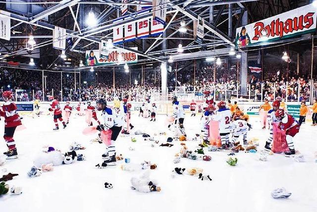 Fotos: EHC-Fans spenden Stofftiere beim Teddy Bear Toss