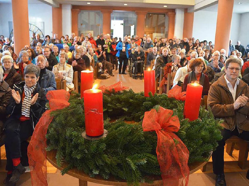 berwltigende Kundgebung der Solidari...ner Stadtkirche keinen Sitzplatz mehr.  | Foto: Ulrich Senf