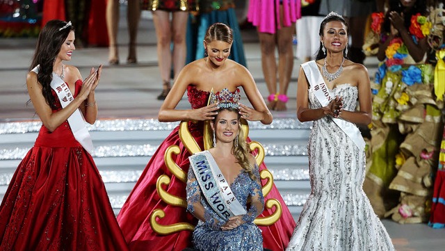Die frhere Miss World Jolene Strauss ...Maria Harfanti (rechts) applaudieren.   | Foto: dpa