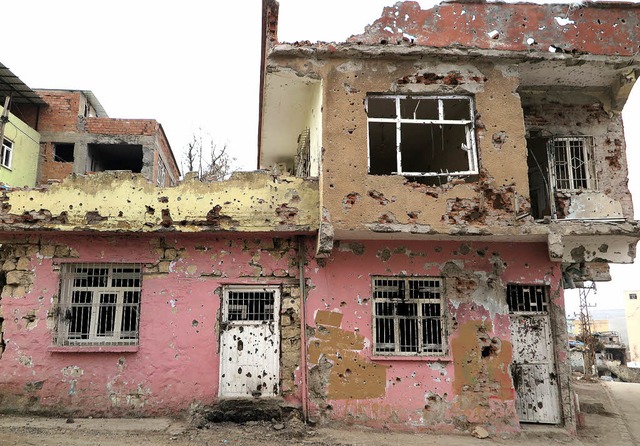 Ein zerstrtes Haus inSilvan im vorwi... Kurden bewohnten Sdosten der Trkei   | Foto: DPA