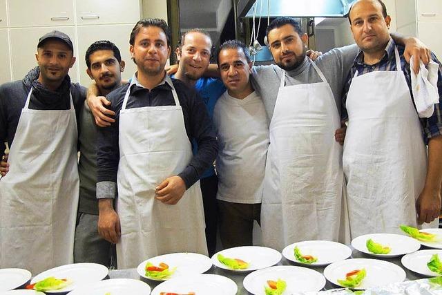 Flchtlinge kochen ein kstliches Mahl