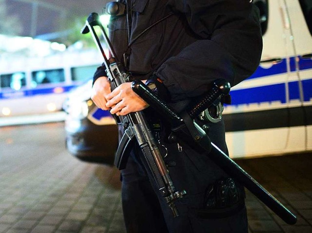 Die Polizei musste zwei Ultra-Gruppen in Freiburg trennen  (Symbolbild).  | Foto: dpa